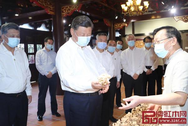 習(xí)總書記赴廣東考察,觀賞潮州木雕精品 習(xí)總書記赴廣東考察,觀賞潮州木雕精品