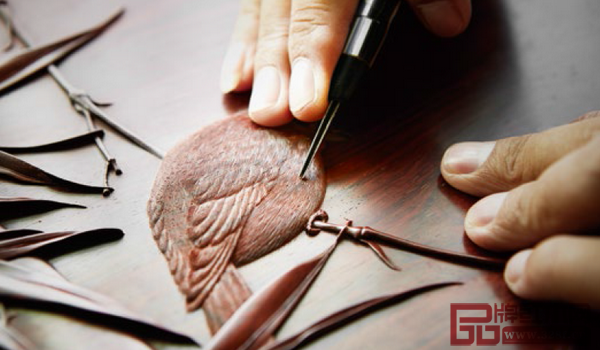 絲翎檀雕是傳承中國四大木雕文化基礎(chǔ)上創(chuàng)新發(fā)展而成,是將中國工筆國畫和浮雕技藝完美融合的高端木雕藝術(shù) 絲翎檀雕是傳承中國四大木雕文化基礎(chǔ)上創(chuàng)新發(fā)展而成,是將中國工筆國畫和浮雕技藝完美融合的高端木雕藝術(shù)