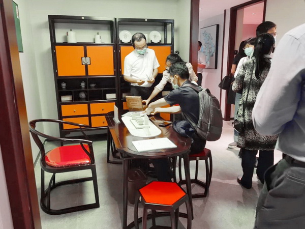   東成文宋家具不僅是濃縮了中國千年智慧的文化器物，更是東成紅木標(biāo)準(zhǔn)化工作的杰出成果  