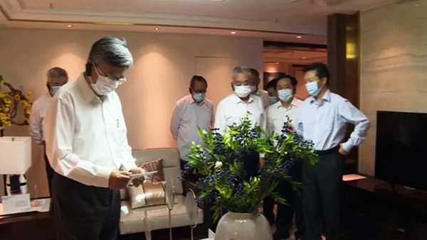  廣東省副省長陳良賢（右三）、國家市場監(jiān)督管理總局副局長田世宏（右一）、廣東省市場監(jiān)管局局長麥局（右二）、清華大學(xué)原副校長，南開大學(xué)原校長龔克院士（左一）在東成紅木品牌展示區(qū)