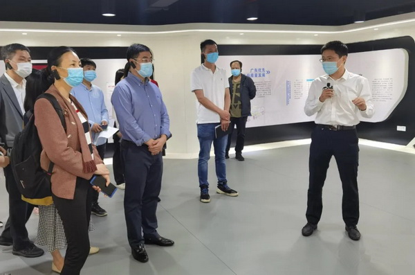  東成紅木文宋品牌總經(jīng)理曾東陽（右四）與各優(yōu)秀企業(yè)代表參觀廣東省標(biāo)準(zhǔn)館