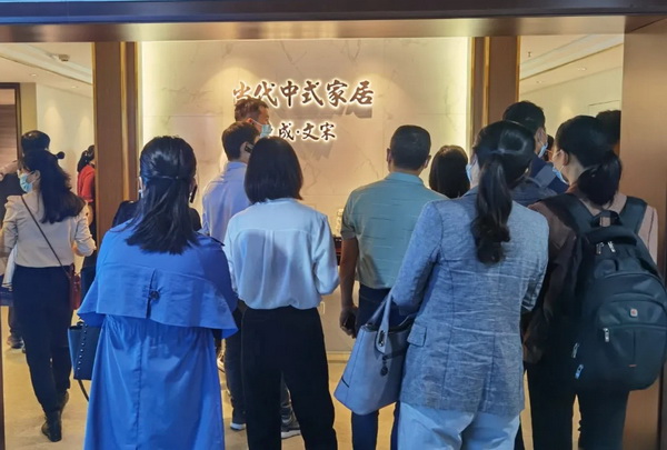  眾多優(yōu)秀企業(yè)代表在東成文宋展館內(nèi)駐足觀賞，被文宋家具的精湛工藝和高貴材質(zhì)所深深吸引