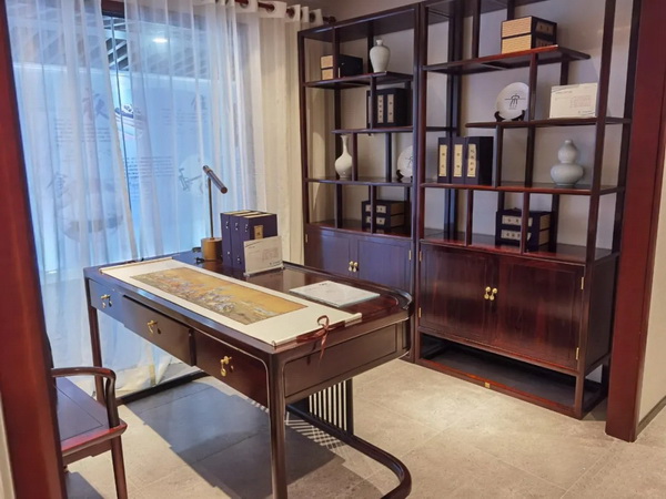  東成文宋家具不僅是濃縮了中國千年智慧的文化器物，更是東成紅木標(biāo)準(zhǔn)化工作的杰出成果