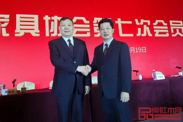  中國家具協(xié)會理事長徐祥楠（左）祝賀東成紅木董事長張錫復(fù)（右）當(dāng)選中國家具協(xié)會副理事長
