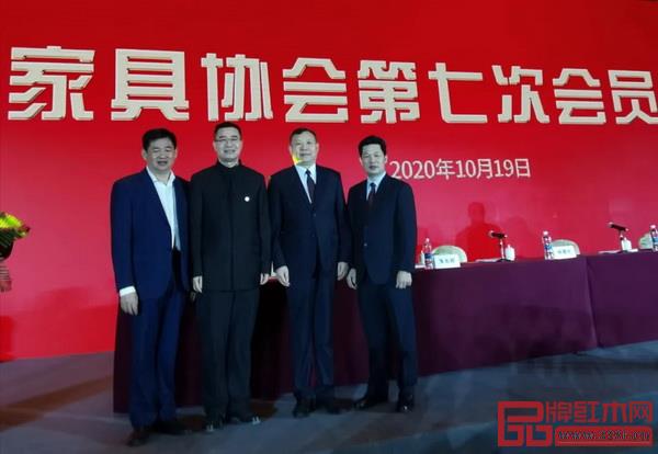 中國家具協(xié)會理事長徐祥楠（右二）、廣東省家具協(xié)會會長王克（左二）、東成紅木董事長張錫復(fù)（右一）、東成紅木研究院院長謝巧明（左一）