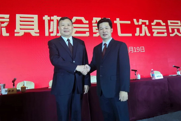 東成紅木董事長(zhǎng)張錫復(fù)當(dāng)選為中國(guó)家具協(xié)會(huì)副理事長(zhǎng)