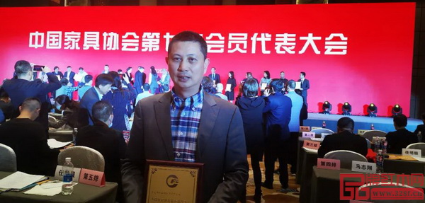 紅古軒品牌創(chuàng)始人吳赤宇受邀出席中國家具協(xié)會第七次會員代表大會 紅古軒品牌創(chuàng)始人吳赤宇受邀出席中國家具協(xié)會第七次會員代表大會