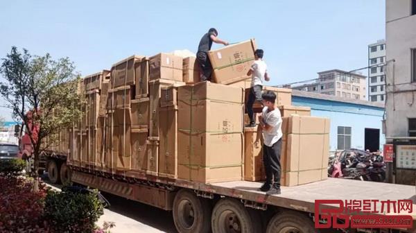 中信紅木家具一車車運(yùn)往全國各地 中信紅木家具一車車運(yùn)往全國各地