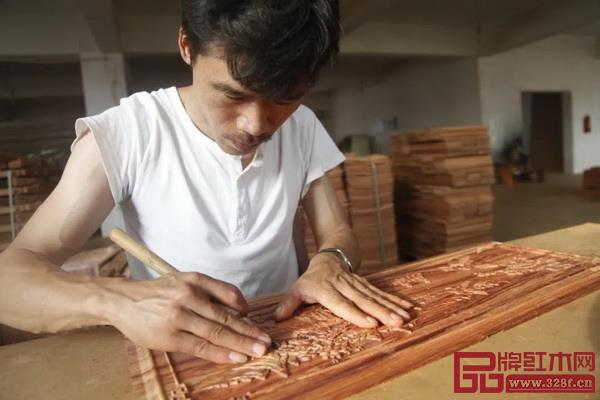 紅木家具的美在于匠人傾注的“心意”和“靈魂” 紅木家具的美在于匠人傾注的“心意”和“靈魂”