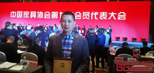 紅古軒品牌創(chuàng)始人吳赤宇當(dāng)選為中國家具協(xié)會副理事長 紅古軒品牌創(chuàng)始人吳赤宇當(dāng)選為中國家具協(xié)會副理事長