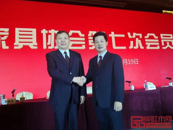 中國家具協(xié)會理事長徐祥楠(左)祝賀東成紅木董事長張錫復(fù)(右)當(dāng)選為中國家具協(xié)會副理事長 中國家具協(xié)會理事長徐祥楠(左)祝賀東成紅木董事長張錫復(fù)(右)當(dāng)選為中國家具協(xié)會副理事長