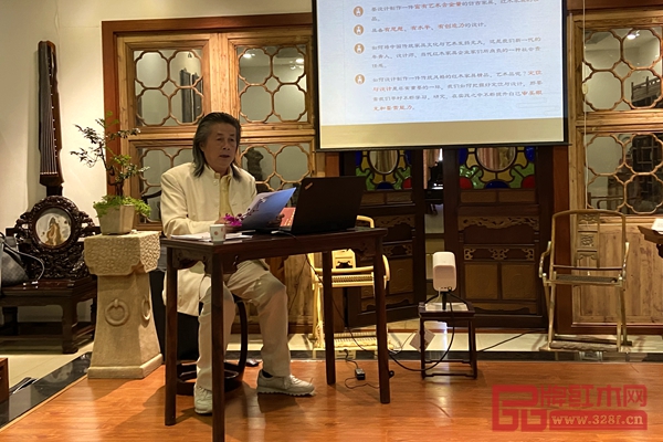 伍炳亮為大家講解《中國傳統(tǒng)家具繼承與發(fā)展》,帶領(lǐng)學(xué)員走進(jìn)中國傳統(tǒng)家具之美。 伍炳亮為大家講解《中國傳統(tǒng)家具繼承與發(fā)展》,帶領(lǐng)學(xué)員走進(jìn)中國傳統(tǒng)家具之美。