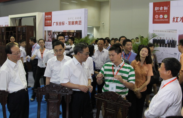 2013年8月,時(shí)任廣東省委書記胡春華(左三)在中國(guó)(廣東)國(guó)際旅游產(chǎn)業(yè)博覽會(huì)參觀紅古軒展位,與紅古軒總經(jīng)理吳赤宇交流紅木文化融合發(fā)展問(wèn)題 2013年8月,時(shí)任廣東省委書記胡春華(左三)在中國(guó)(廣東)國(guó)際旅游產(chǎn)業(yè)博覽會(huì)參觀紅古軒展位,與紅古軒總經(jīng)理吳赤宇交流紅木文化融合發(fā)展問(wèn)題
