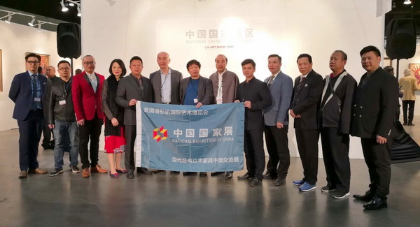 2018年1月,6家紅木家具企業(yè)及相關(guān)發(fā)起單位代表團(tuán)肩負(fù)文化交流使命到訪美國(guó),將展覽取名為“當(dāng)代經(jīng)典紅木家具中美交流展” 2018年1月,6家紅木家具企業(yè)及相關(guān)發(fā)起單位代表團(tuán)肩負(fù)文化交流使命到訪美國(guó),將展覽取名為“當(dāng)代經(jīng)典紅木家具中美交流展”