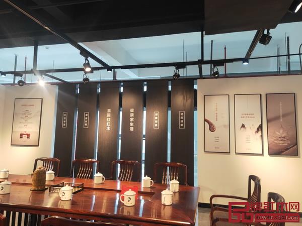 喜迎紅位于中國紅木家具展覽會展位一角 喜迎紅位于中國紅木家具展覽會展位一角