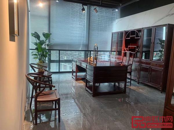 喜迎紅位于中國紅木家具展覽會展位一角 喜迎紅位于中國紅木家具展覽會展位一角