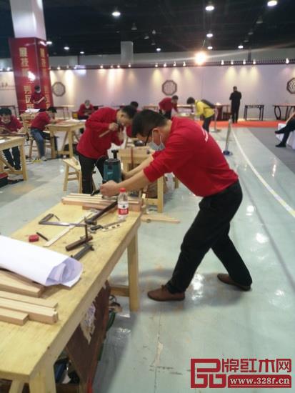 林國(guó)平工匠在全神貫注比賽中 林國(guó)平工匠在全神貫注比賽中