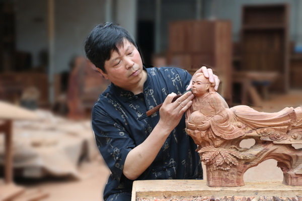 桂福堂紅木董事長(zhǎng)羊桂福在專心創(chuàng)作 桂福堂紅木董事長(zhǎng)羊桂福在專心創(chuàng)作