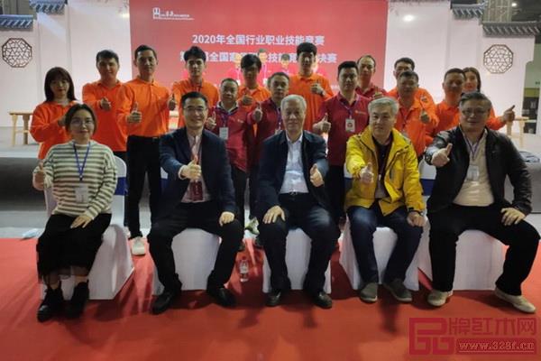 中國家具協(xié)會原專家委員會副主任劉金良(前排中)、廣東省家具協(xié)會會長王克(前排左二)、廣東家具協(xié)會副會長李禮(前排右二)、中山市紅木家具行業(yè)協(xié)會會長林志洪(前排右一)等領導和中山賽區(qū)選手合影留念 中國家具協(xié)會原專家委員會副主任劉金良(前排中)、廣東省家具協(xié)會會長王克(前排左二)、廣東家具協(xié)會副會長李禮(前排右二)、中山市紅木家具行業(yè)協(xié)會會長林志洪(前排右一)等領導和中山賽區(qū)選手合影留念