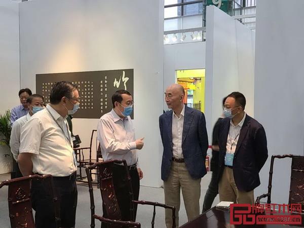 深圳市委常委宣傳部王強(qiáng)部長(zhǎng)(左二)一行領(lǐng)導(dǎo)蒞臨泰和園展廳參觀交流 深圳市委常委宣傳部王強(qiáng)部長(zhǎng)(左二)一行領(lǐng)導(dǎo)蒞臨泰和園展廳參觀交流