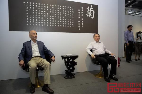 中國(guó)傳統(tǒng)工藝大師、泰和園創(chuàng)始人邵湘文(左)、邀請(qǐng)深圳市委常委宣傳部王強(qiáng)部長(zhǎng)(右)坐在當(dāng)代君子菊花椅上體驗(yàn) 中國(guó)傳統(tǒng)工藝大師、泰和園創(chuàng)始人邵湘文(左)、邀請(qǐng)深圳市委常委宣傳部王強(qiáng)部長(zhǎng)(右)坐在當(dāng)代君子菊花椅上體驗(yàn)