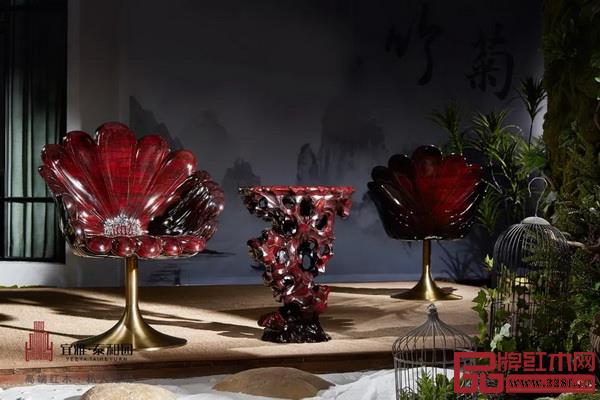 《菊花椅》將中國(guó)美學(xué)中充實(shí)與空靈的思想完美融合,凸顯“此花開(kāi)盡更無(wú)花”的傲人氣魄 《菊花椅》將中國(guó)美學(xué)中充實(shí)與空靈的思想完美融合,凸顯“此花開(kāi)盡更無(wú)花”的傲人氣魄