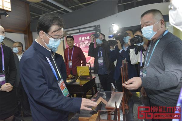 懷古紅木董事長林志權(quán)(右)為福建省人民政府省長王寧(左)介紹仙游古典家具榫卯制作工藝 懷古紅木董事長林志權(quán)(右)為福建省人民政府省長王寧(左)介紹仙游古典家具榫卯制作工藝