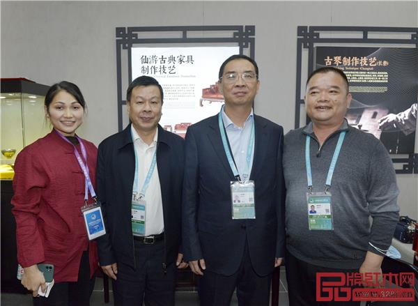 懷古紅木董事長林志權(quán)(右一)與福建省旅游發(fā)展委員會(huì)主任吳賢德(右二)、福建省文化和旅游廳二級巡視員張立峰(左二)在進(jìn)博會(huì)福建館合影 懷古紅木董事長林志權(quán)(右一)與福建省旅游發(fā)展委員會(huì)主任吳賢德(右二)、福建省文化和旅游廳二級巡視員張立峰(左二)在進(jìn)博會(huì)福建館合影