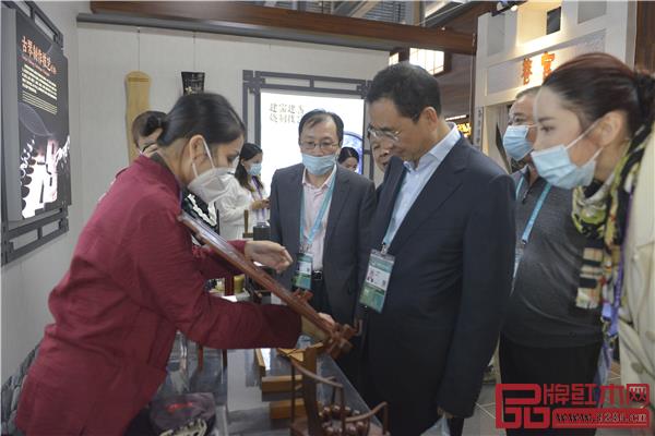 福建省旅游發(fā)展委員會(huì)主任吳賢德(左三)等領(lǐng)導(dǎo)走近品鑒懷古紅木精品典藏家具 福建省旅游發(fā)展委員會(huì)主任吳賢德(左三)等領(lǐng)導(dǎo)走近品鑒懷古紅木精品典藏家具