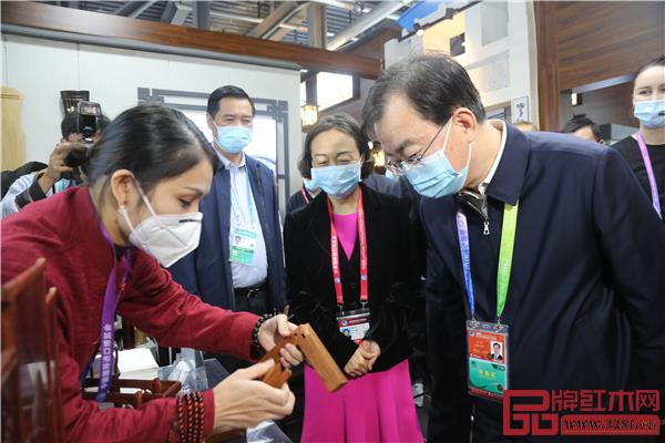 王寧省長(右)近距離品鑒懷古紅木展示的仙游古典家具制作技藝 王寧省長(右)近距離品鑒懷古紅木展示的仙游古典家具制作技藝