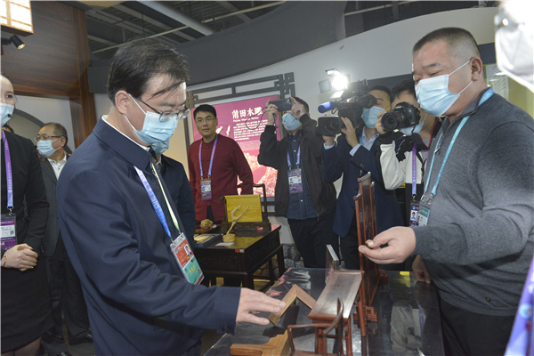 福建懷古紅木再進“進博會”，登臺福建館為仙作代言