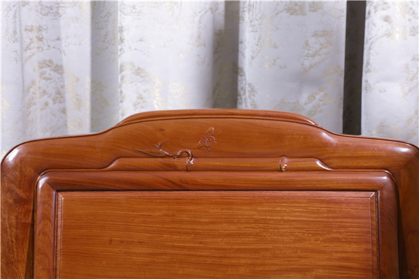 4、搭腦處雕刻竹節(jié),寓意“步步高升”.JPG 4、搭腦處雕刻竹節(jié),寓意“步步高升”.JPG