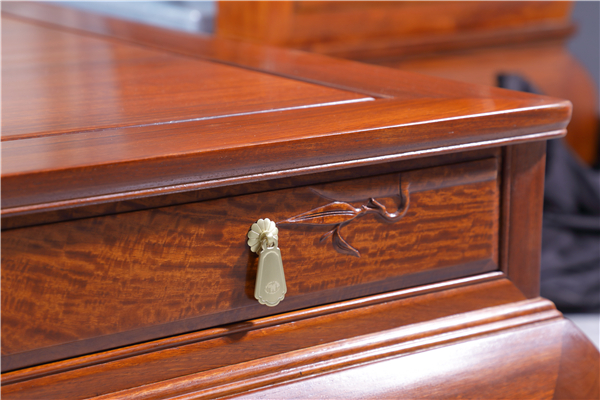 9、雕刻竹葉搭配黃銅拉手,時尚又韻味十足.JPG 9、雕刻竹葉搭配黃銅拉手,時尚又韻味十足.JPG