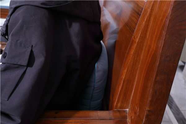 11、沙發(fā)靠背采用人體工學(xué)設(shè)計,向外凸出帶有弧度,.JPG 11、沙發(fā)靠背采用人體工學(xué)設(shè)計,向外凸出帶有弧度,.JPG