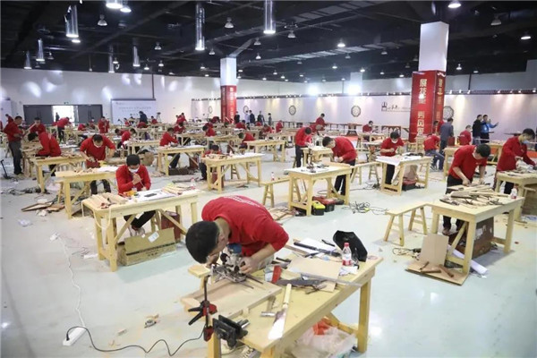 東成紅木工匠榮獲“中國(guó)家具行業(yè)技術(shù)能手”稱號(hào)