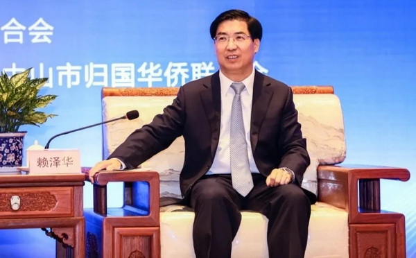 賴澤華書記坐在東成紅木緬甸花梨香茗會客椅上進行會見活動 賴澤華書記坐在東成紅木緬甸花梨香茗會客椅上進行會見活動