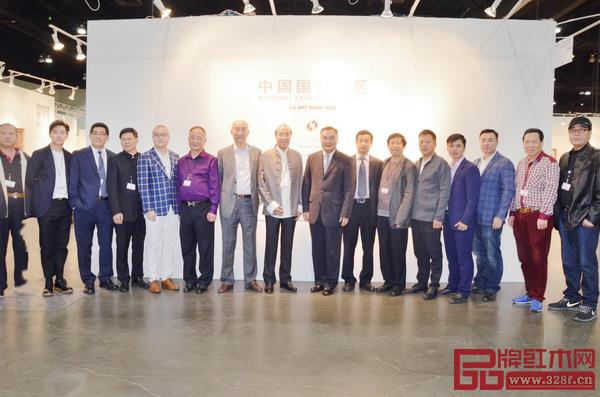 全聯(lián)藝術紅木家具專業(yè)委員會組織中國紅木家具企業(yè)兩度震撼亮相美國洛杉磯國際藝術博覽會中國國家展 全聯(lián)藝術紅木家具專業(yè)委員會組織中國紅木家具企業(yè)兩度震撼亮相美國洛杉磯國際藝術博覽會中國國家展