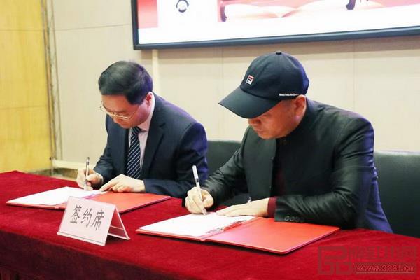 西安市大明宮建材家居城總經(jīng)理葛養(yǎng)君(左一)與明家之家紅木董事長(zhǎng)陳楊平(右一)現(xiàn)場(chǎng)簽約 西安市大明宮建材家居城總經(jīng)理葛養(yǎng)君(左一)與明家之家紅木董事長(zhǎng)陳楊平(右一)現(xiàn)場(chǎng)簽約