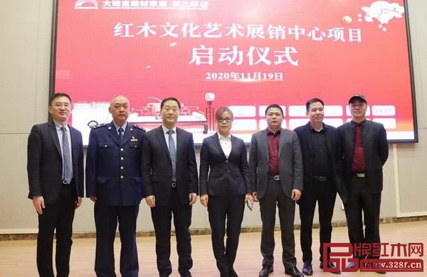 明家之家紅木董事長(zhǎng)陳楊平(左一)與西安大明宮建材家居城領(lǐng)導(dǎo)合影 明家之家紅木董事長(zhǎng)陳楊平(左一)與西安大明宮建材家居城領(lǐng)導(dǎo)合影