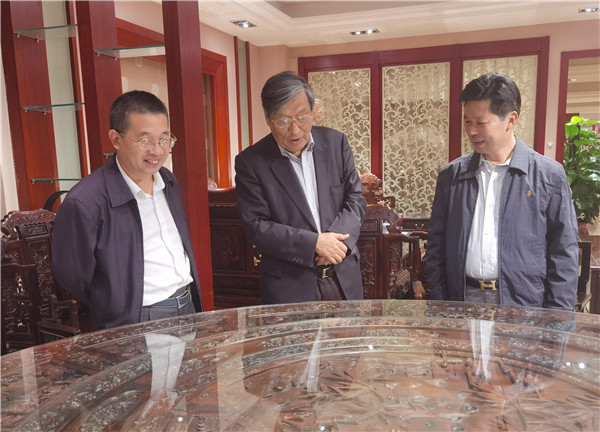 參觀者一行領(lǐng)略紅木家具精品的獨(dú)特魅力,并對(duì)東成紅木精益求精的“工匠精神”表示了贊賞 參觀者一行領(lǐng)略紅木家具精品的獨(dú)特魅力,并對(duì)東成紅木精益求精的“工匠精神”表示了贊賞