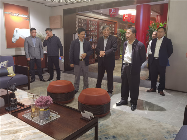 東成紅木 參觀者一行領(lǐng)略紅木家具精品的獨(dú)特魅力,并對(duì)東成紅木精益求精的“工匠精神”表示了贊賞 東成紅木 參觀者一行領(lǐng)略紅木家具精品的獨(dú)特魅力,并對(duì)東成紅木精益求精的“工匠精神”表示了贊賞