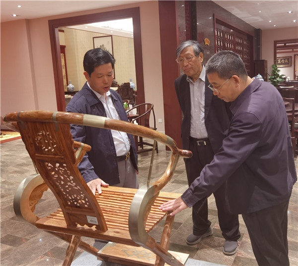 參觀者一行領(lǐng)略紅木家具精品的獨(dú)特魅力,并對(duì)東成紅木精益求精的“工匠精神”表示了贊賞 參觀者一行領(lǐng)略紅木家具精品的獨(dú)特魅力,并對(duì)東成紅木精益求精的“工匠精神”表示了贊賞