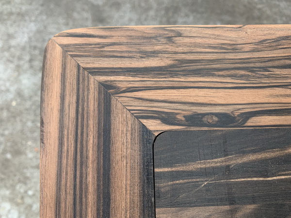 白坯的印尼黑檀,可見黝黑的紋理 白坯的印尼黑檀,可見黝黑的紋理