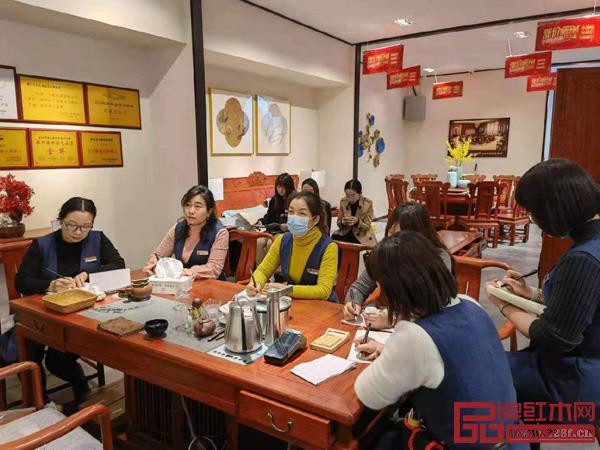 中信紅木派遣督導(dǎo)人員對玉溪店進行培訓(xùn) 中信紅木派遣督導(dǎo)人員對玉溪店進行培訓(xùn)
