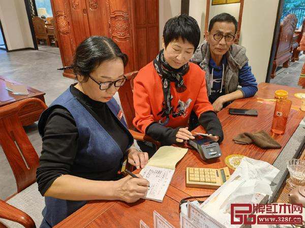 開業(yè)當天,中信紅木玉溪店喜訊不斷 開業(yè)當天,中信紅木玉溪店喜訊不斷