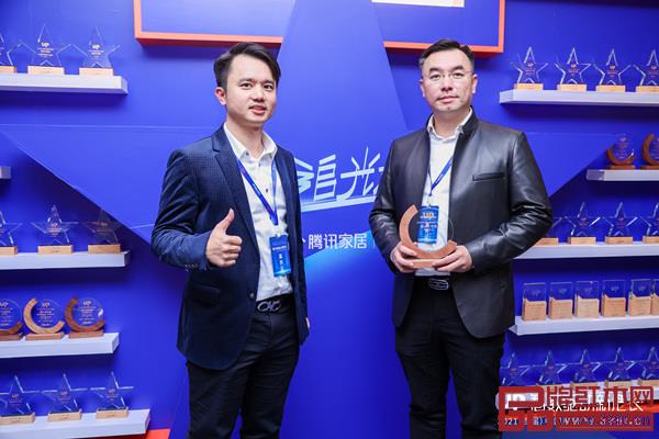 國(guó)壽紅木副董事長(zhǎng)陳淦凡(右)與全聯(lián)藝術(shù)紅木家具專業(yè)委員會(huì)執(zhí)行會(huì)長(zhǎng),騰訊家居紅木、品牌紅木總編林偉華(左)在2021(首屆)中國(guó)家居產(chǎn)業(yè)數(shù)字化峰會(huì)現(xiàn)場(chǎng)合影 國(guó)壽紅木副董事長(zhǎng)陳淦凡(右)與全聯(lián)藝術(shù)紅木家具專業(yè)委員會(huì)執(zhí)行會(huì)長(zhǎng),騰訊家居紅木、品牌紅木總編林偉華(左)在2021(首屆)中國(guó)家居產(chǎn)業(yè)數(shù)字化峰會(huì)現(xiàn)場(chǎng)合影