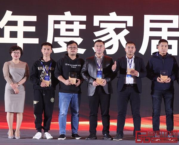 國(guó)壽紅木副董事長(zhǎng)陳淦凡(左四)上臺(tái)領(lǐng)獎(jiǎng) 國(guó)壽紅木副董事長(zhǎng)陳淦凡(左四)上臺(tái)領(lǐng)獎(jiǎng)