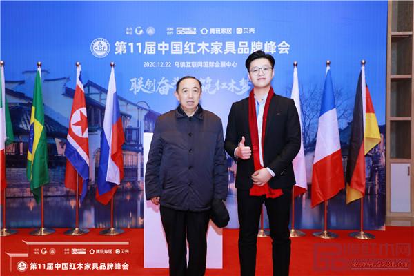 名匠藝林總經(jīng)理張?jiān)？担ㄓ遥┖蛧?guó)務(wù)院參事室特邀研究員、國(guó)家人社部原常務(wù)副部長(zhǎng)楊志明合影