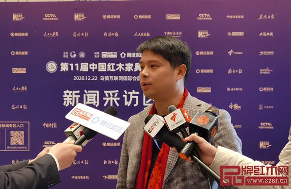 華夏一品總經(jīng)理張拓在第11屆中國紅木家具品牌峰會現(xiàn)場接受媒體采訪 華夏一品總經(jīng)理張拓在第11屆中國紅木家具品牌峰會現(xiàn)場接受媒體采訪