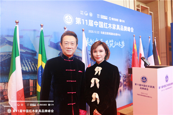 蘇陽紅執(zhí)行董事黃美鳳受邀出席盛會,并與中央電視臺著名主持人趙保樂(左)合影.JPG 蘇陽紅執(zhí)行董事黃美鳳受邀出席盛會,并與中央電視臺著名主持人趙保樂(左)合影.JPG